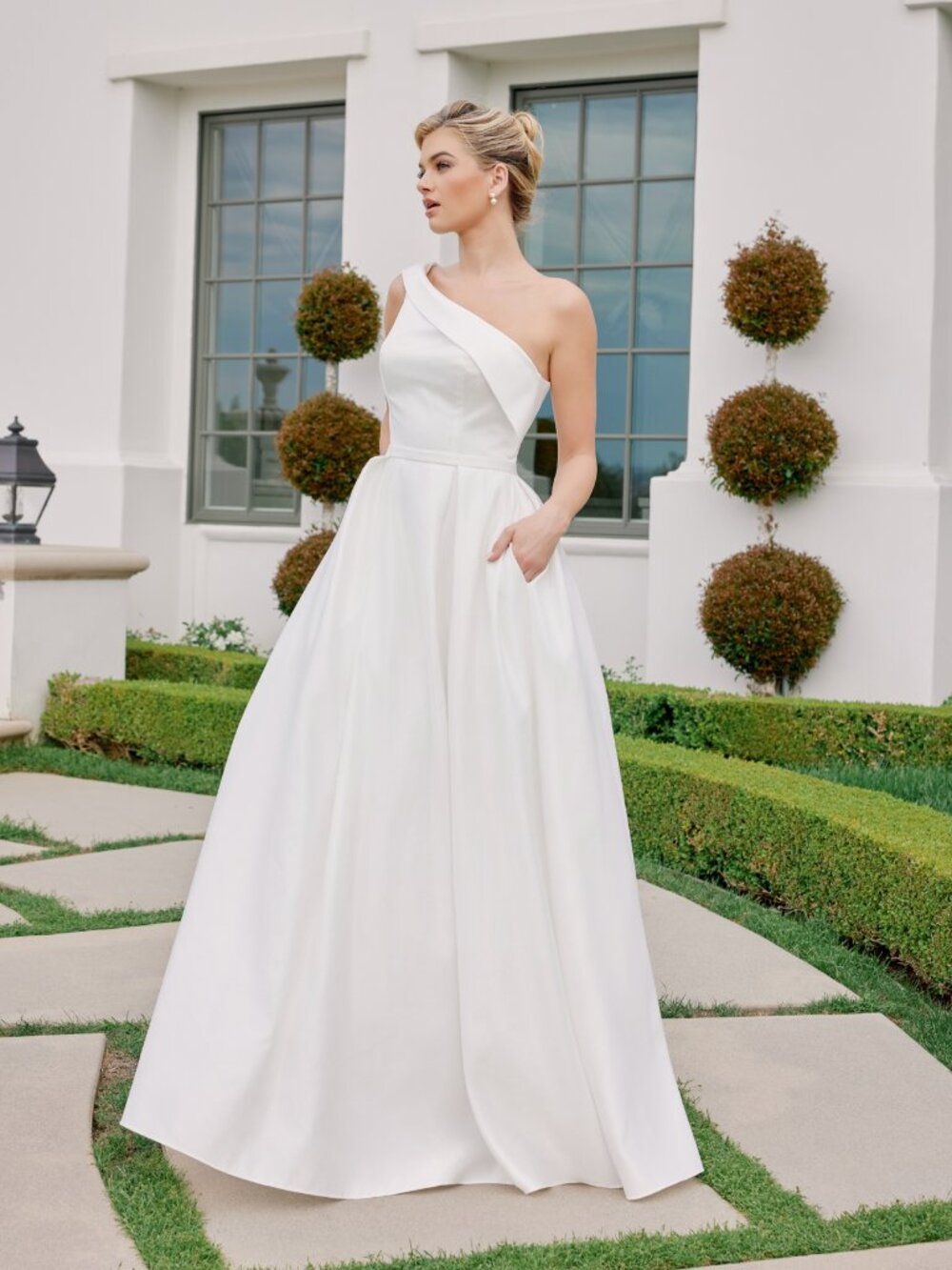 WHITE WEDDING DRESS. ONE SHOULDER NEW LONG SATIN A LINE BRIDAL GOWN